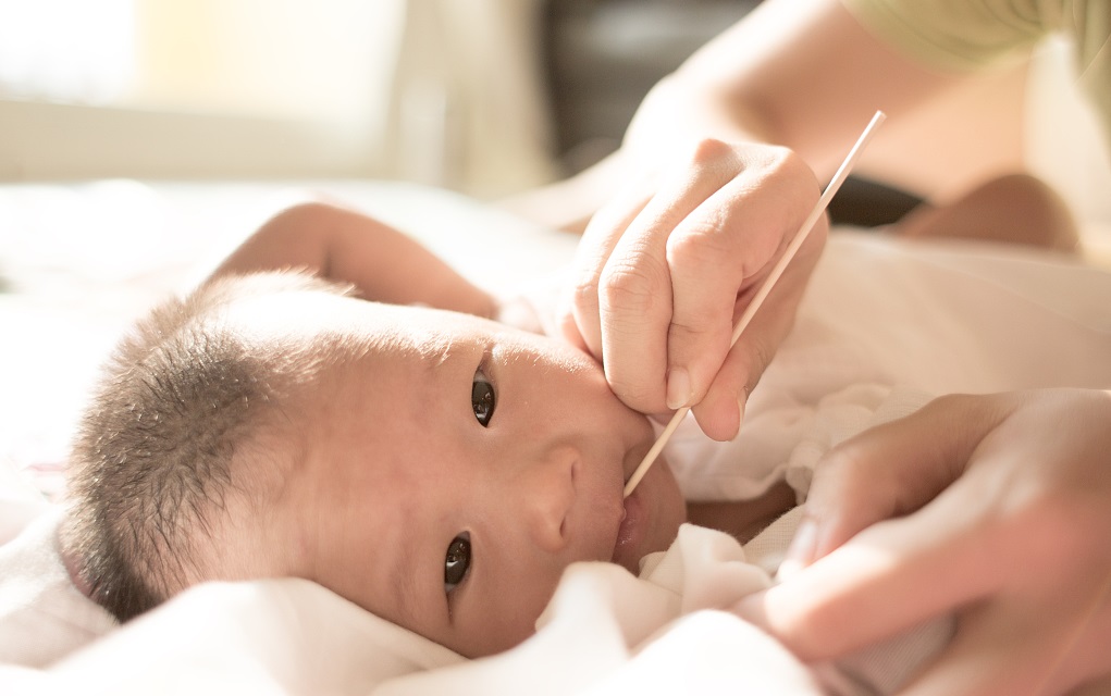 鹅口疮婴儿涂药实操,宝宝鹅口疮片