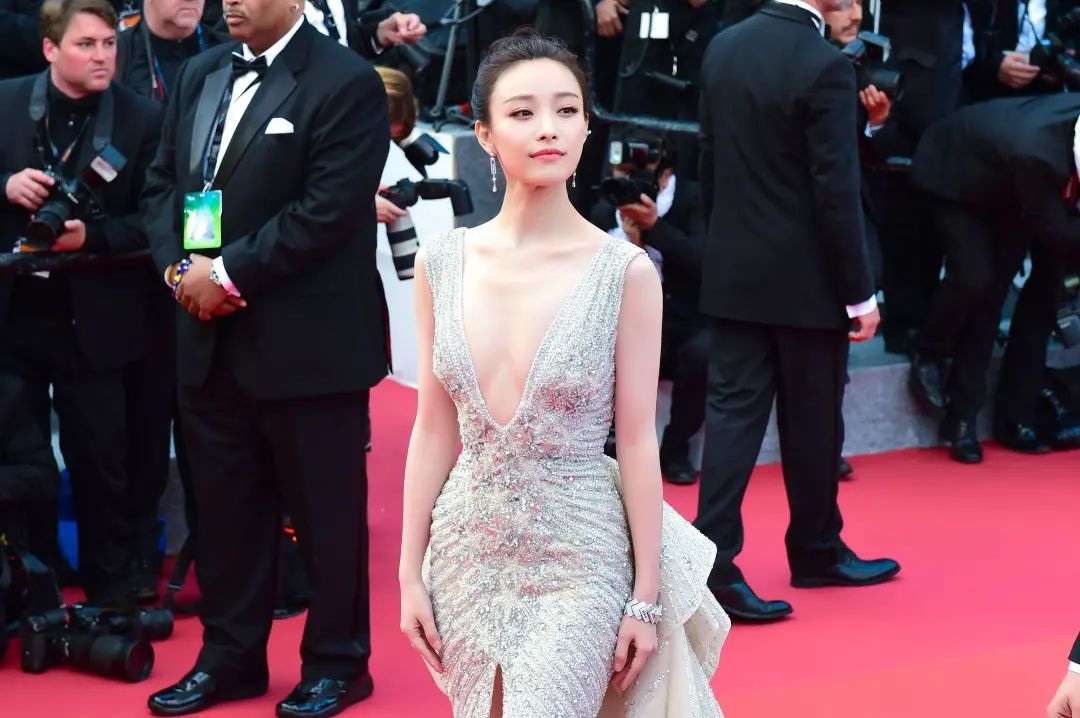 女星红毯撞衫,红毯女星难逃撞衫魔咒