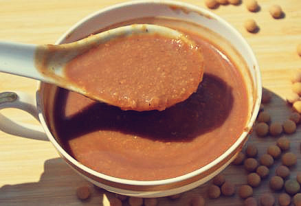 烀酱黄豆,烀黄豆做酱块的东北农家酱