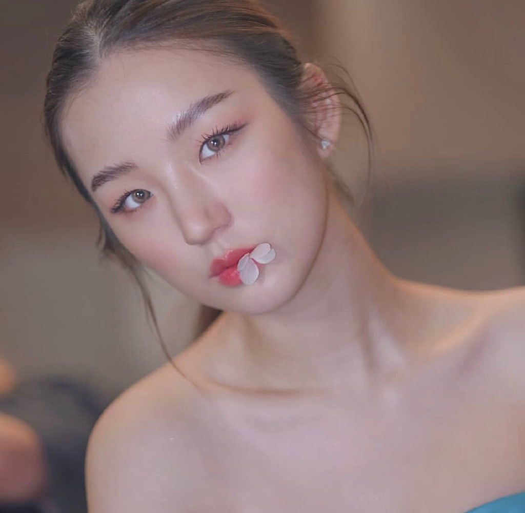 泰国中泰混血女明星图片,泰国一女子撞脸迪丽热巴