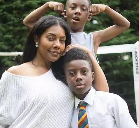 大屌哥的儿子小小年纪就已经练成了肌肉男，真是虎父无犬子