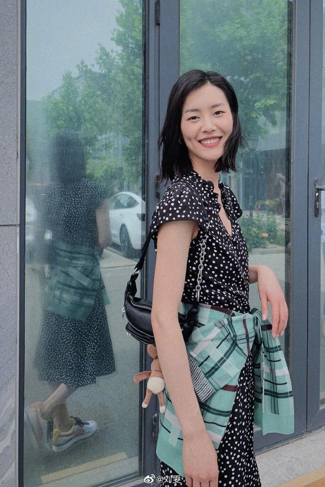 刘雯黑西装走红毯照片,刘雯露腰装量腿