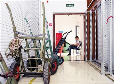 消控主机“滴滴滴”跳出故障，老板娘就坐在防火卷帘下方突击暗访杭州一市场，重重消防隐患让人忧