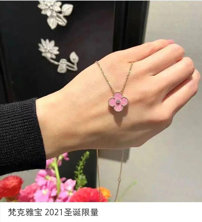 像午餐肉的宝石你没见过，却被梵克雅宝选中，粉嘟嘟的样子真讨喜