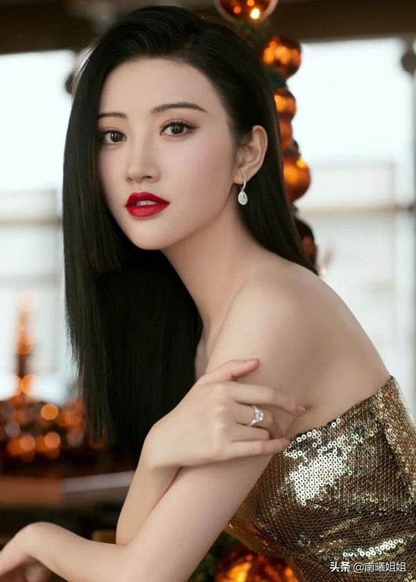 30多岁圆脸黑长直适合什么发型,20-30岁圆脸发型减龄黑长直长发