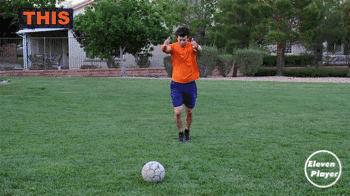 足球基本知识和球性,足球基本功训练拉球绕过另一条腿