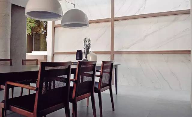 大品牌瓷砖的性价比高,大尺寸的瓷砖优缺点