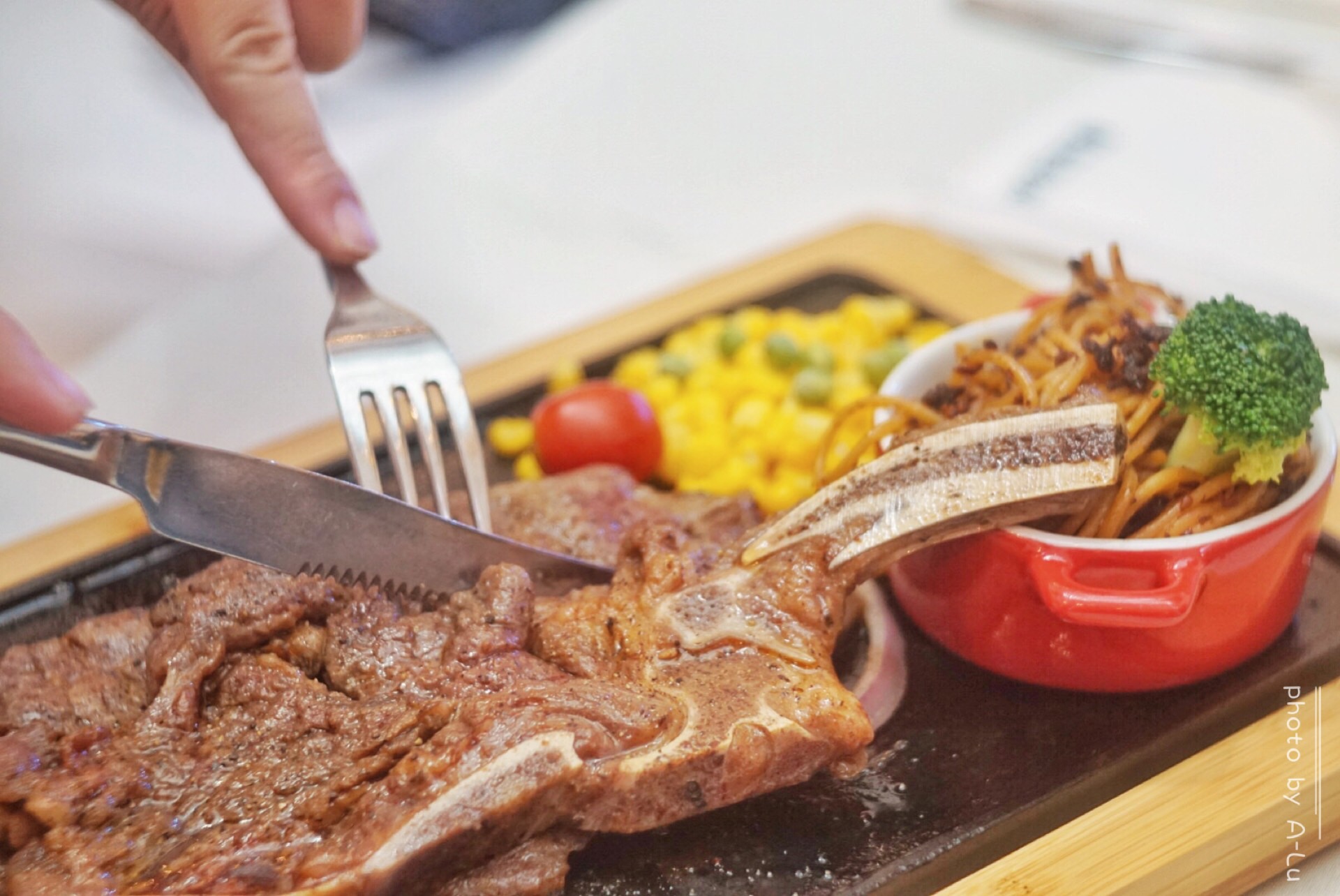 牛劲上来了！豪客来牛排携战斧，雷霆出击引爆夏日