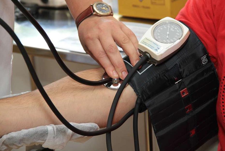 给孩子喂酒导致孩子死亡,男童被喂水呛到去世后续