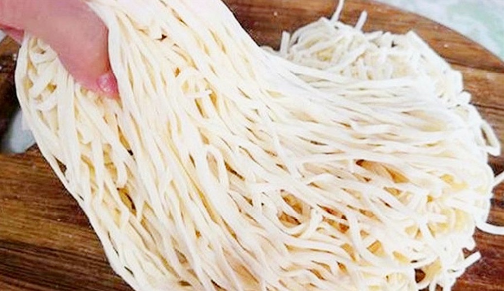 做手擀面用冷水还是热水和面不碎,做手擀面里面需要加鸡蛋吗