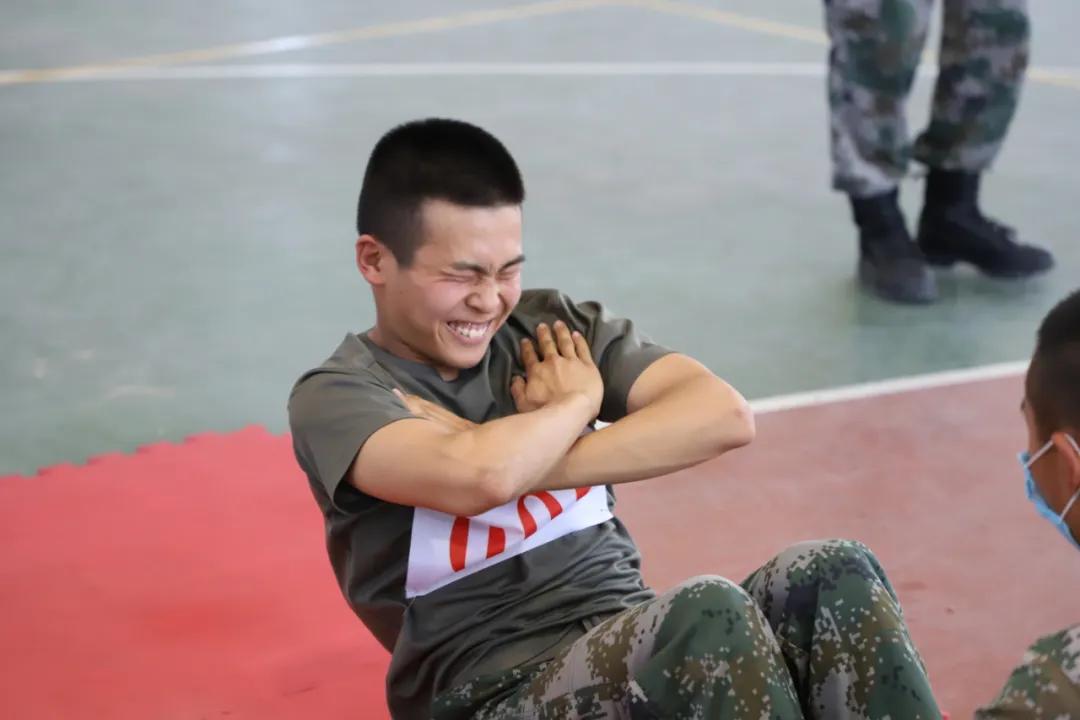 仰卧起坐4213个，单杠卷身上604个……*疆新**军区的兵，真牛