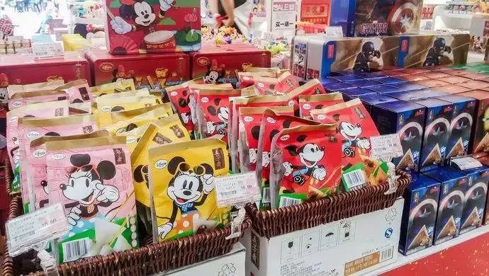 从IP到IP衍生品,主题乐园征服我们的那些“玩具”