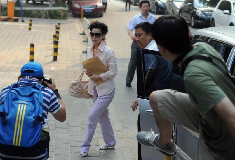 黄宏与李天一的照片,李天一的干爹黄宏现在怎样