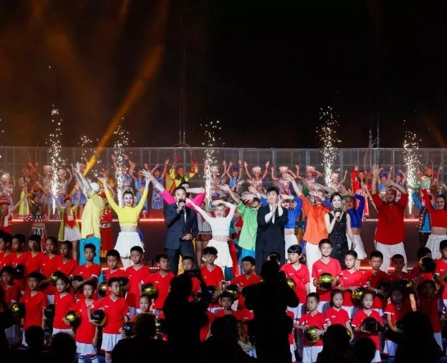 昨夜花溪区青岩古镇众星闪耀，足坛巨星们聚集于此