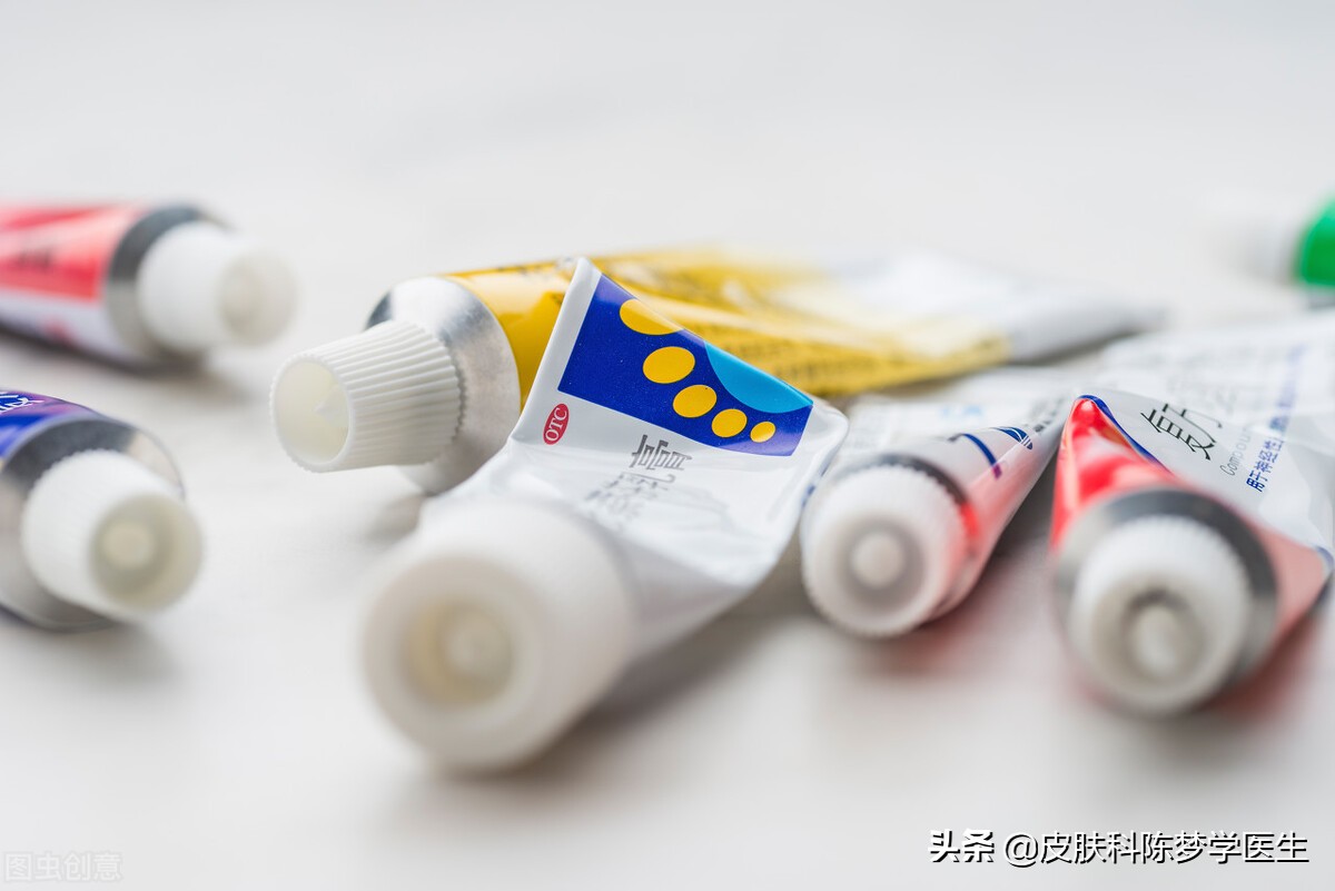 红色斑块脱屑一定是牛皮癣吗,皮肤上有癣起皮颜色呈褐色