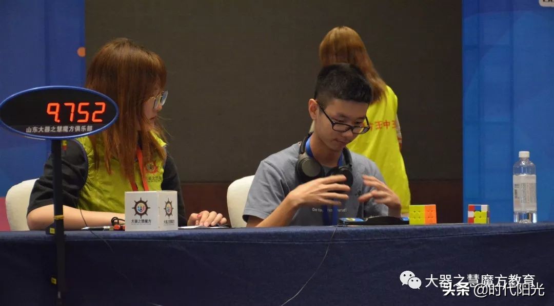 魔方大师赛高手秀,魔方高手现场秀魔方