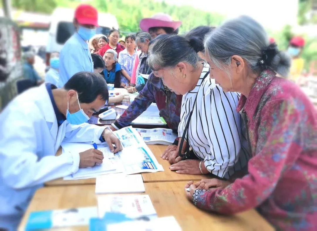 医保为民巡回义诊助脱贫,脱贫攻坚送健康义诊暖人心