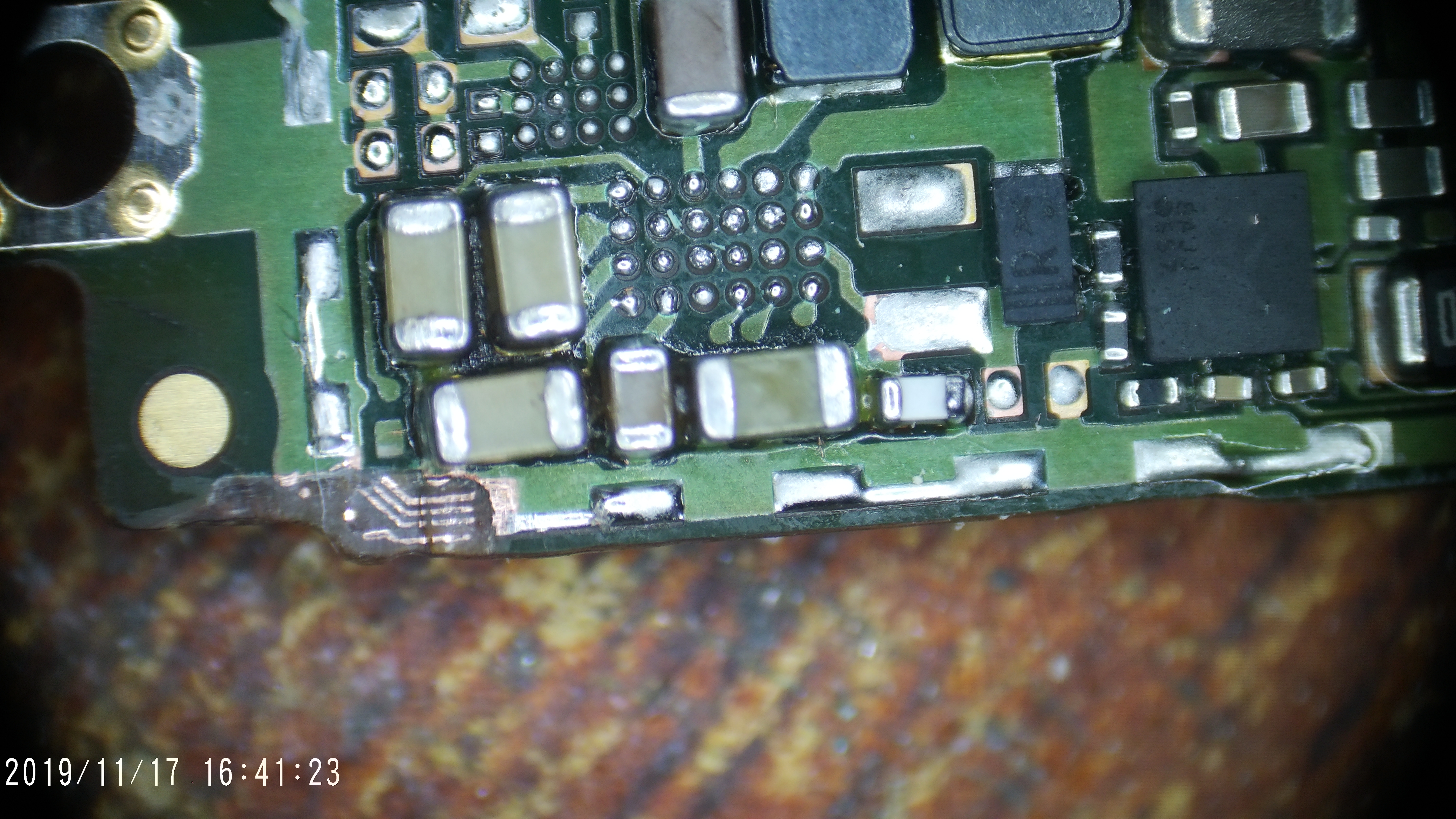 手机换屏幕开机闪一下就黑屏,手机换屏打开会黑屏1秒