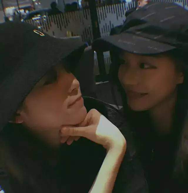 “人精”欧阳娜娜暗讽美合专睡男明星？扒完她的好友圈发现她极度