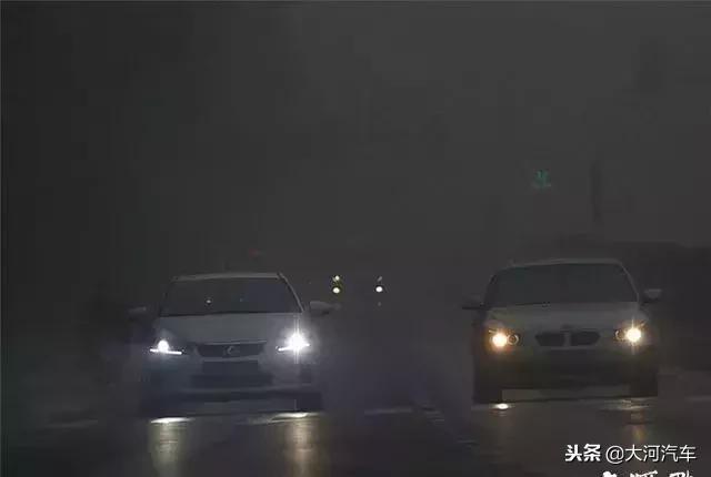 大雾天气雾灯的使用,大雾开车用什么雾灯