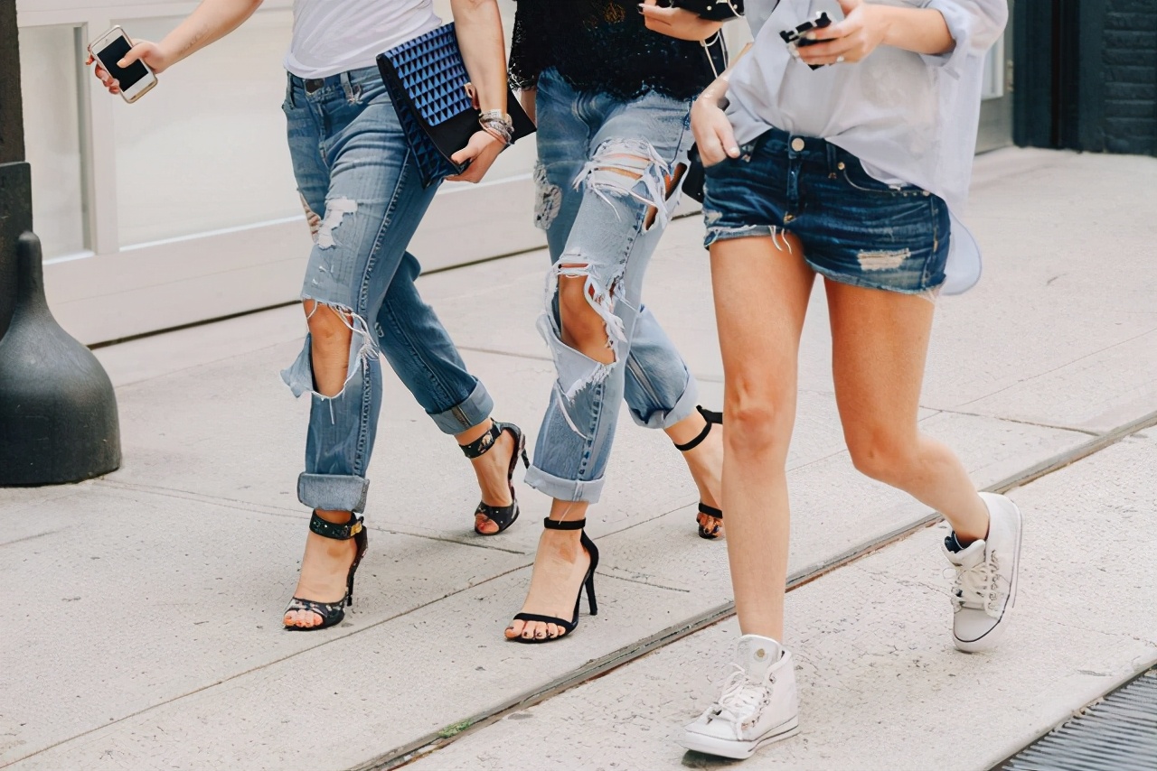 佟大为缝破洞裤被女儿嫌弃,佟大为给女儿补破洞裤