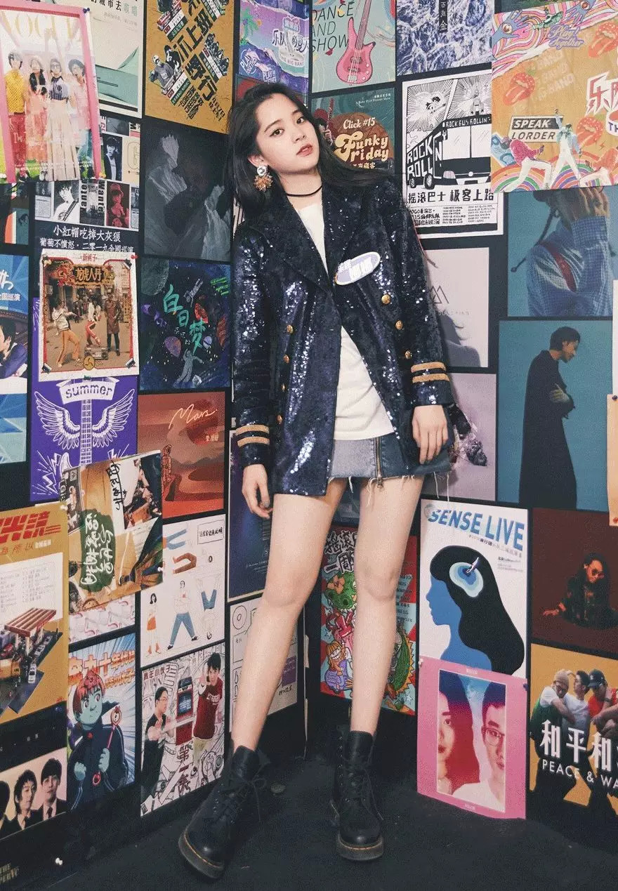 一点也不热，酷妹的马丁靴里都有空调