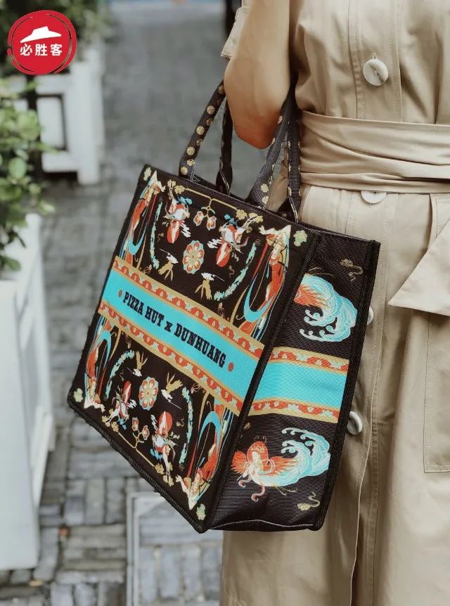 卡姿兰x必胜客的“下午茶”主题彩妆包装,梦回爱丽丝