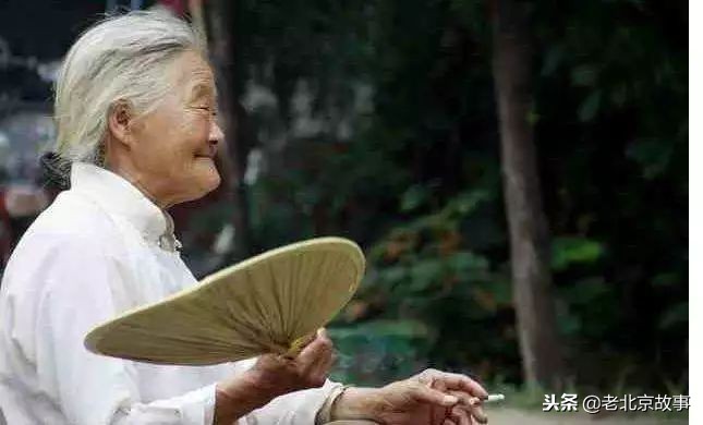 老板来瓶七块的啤酒,老板来盒红色的烟