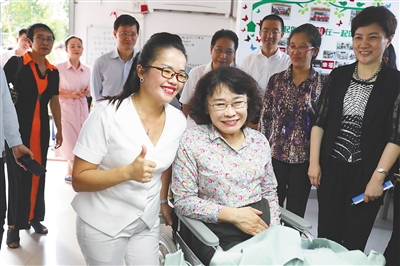 成都小伙身残志坚带领残疾人创业,打工小妹自己挣钱自己花