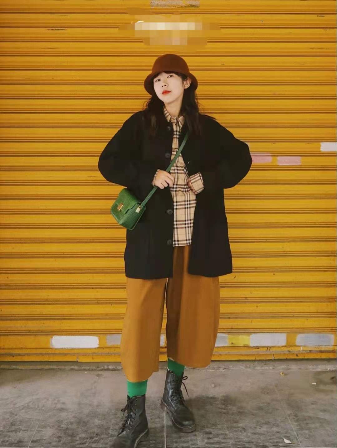 黑色上衣配什么颜色的裤子,黑色上衣配什么颜色的裤子更合适