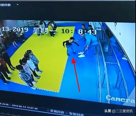 孩子胳膊有一片红色淤青不疼,孩子胳膊上有一片红色印子