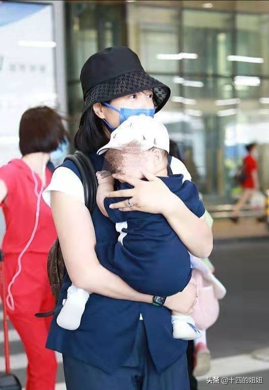 朱丹久违晒一家四口秀幸福,朱丹后街男装