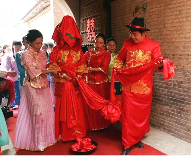 坐富贵、交杯酒,现代很多迎亲礼仪,竟能在宋明清婚礼中见到