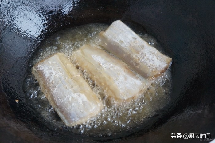 煎带鱼不腥的小诀窍,煎带鱼不粘锅不掉皮的做法慢动作