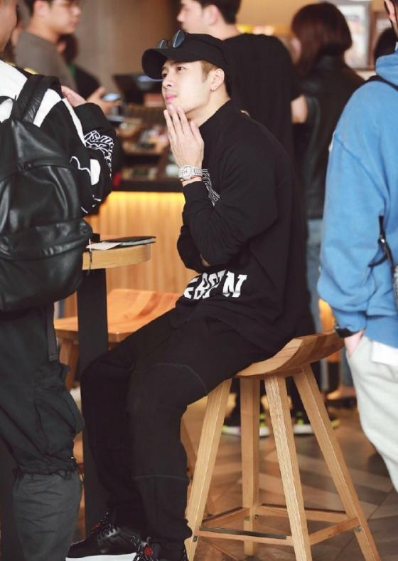 王嘉尔皮衣外套,王嘉尔穿皮草外套视频