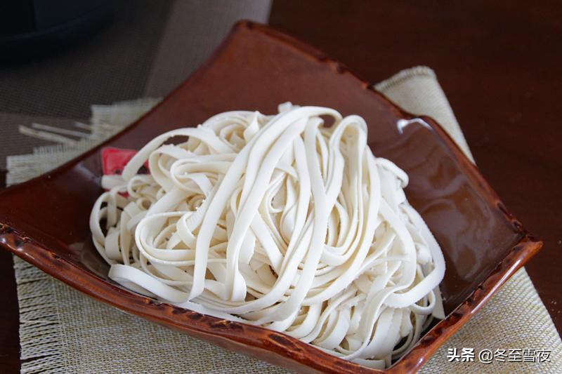 怎么样做面条柔软又劲道,自己在家擀面条怎么做筋道好吃