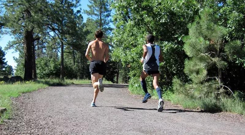 长距离训练怎么坚持,训练量过大会导致跑步跑慢吗