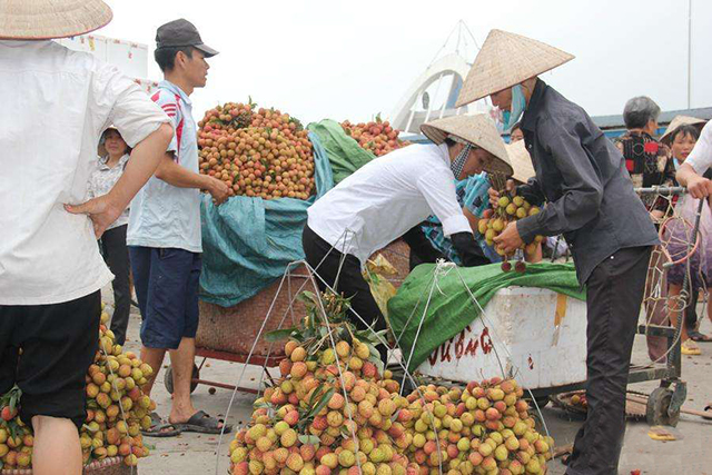 中缅边境五星红旗飘扬,越南热评中越边境