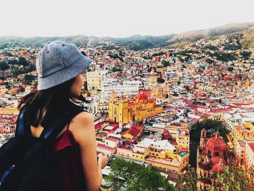 她花4年旅行全球，然后在古城街头摆摊卖故事