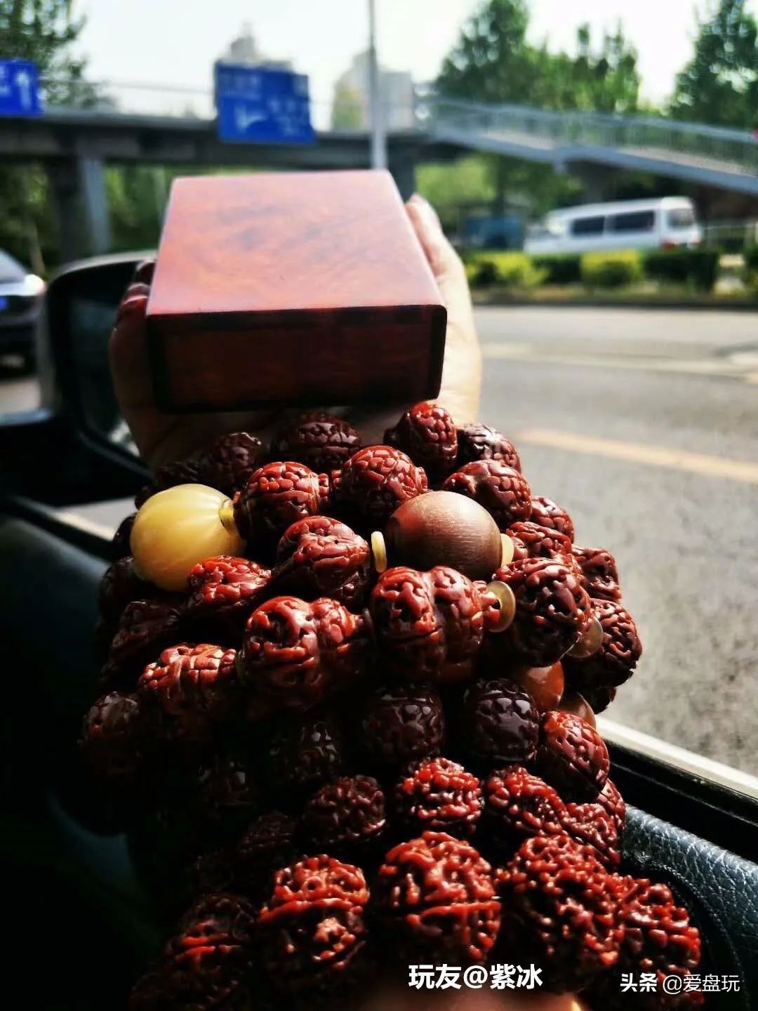 玩了五六百条手串,每天麒麟臂上班,这女子玩串牛气