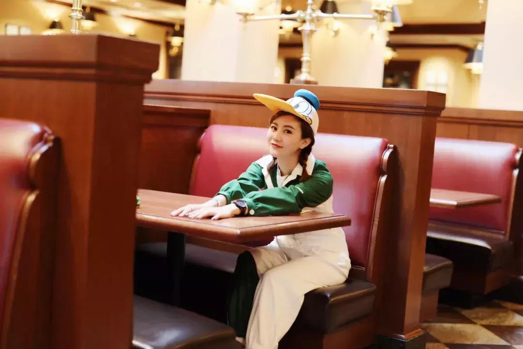 我们在上海迪士尼里玩耍了一天，发现穿的美才能玩的好！