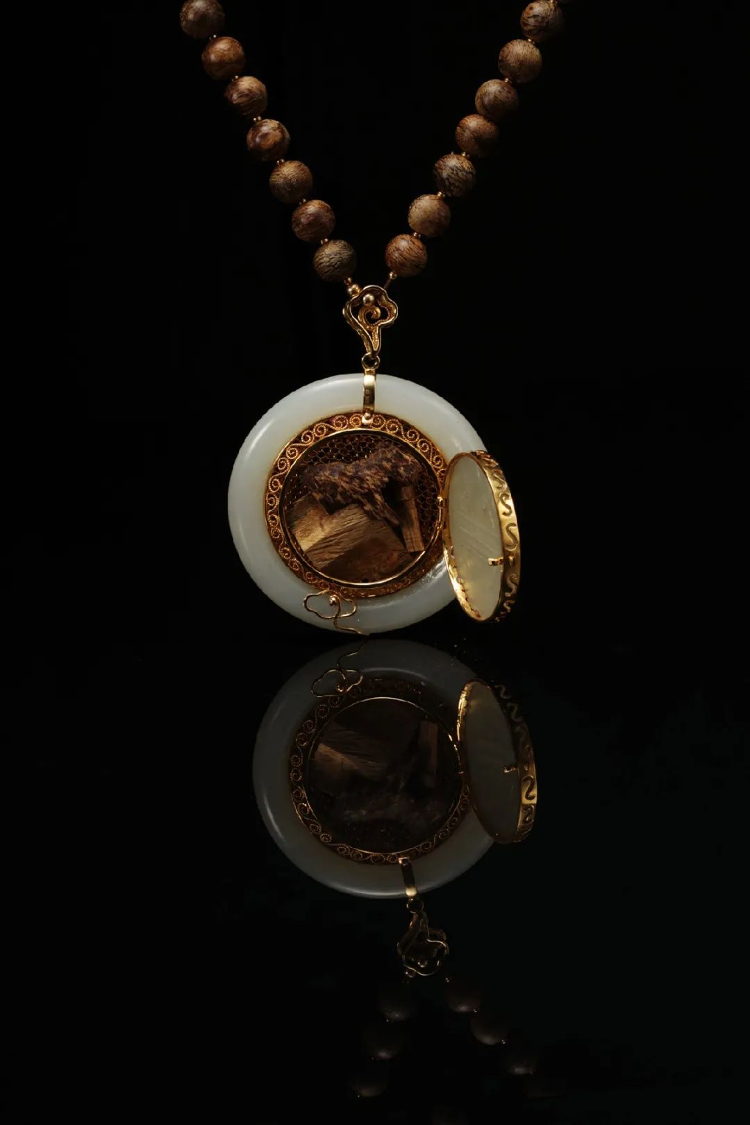 她设计的珠宝如画似景承包了你对美的所有渴求与遐想