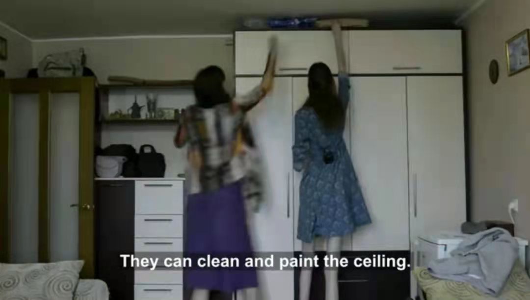 女孩得“肢体细长症”脖子18厘米长，从自卑抑郁变成自信仙女