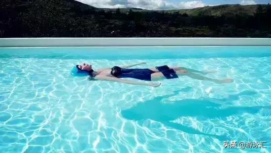 游泳时浮在水面如何保持平衡,游泳时怎样保持在水中较高位置