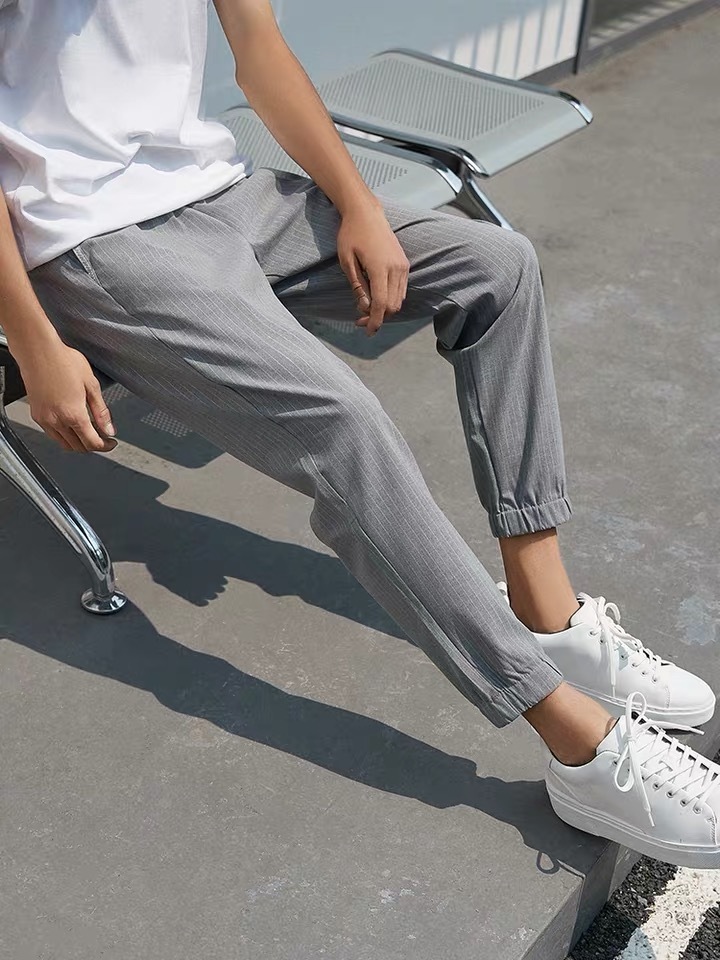 还在穿阔腿裤的你可能不知道,时髦精都悄悄穿起了束脚裤和背带裤