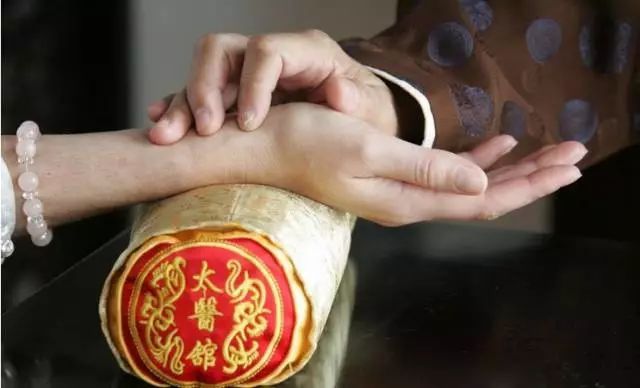 中医把脉能知道什么,老中医脉搏讲解实拍