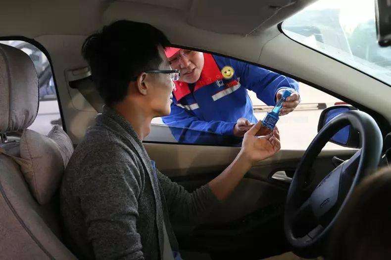 加油站员工骗顾客,加油站员工推销燃油宝合法吗