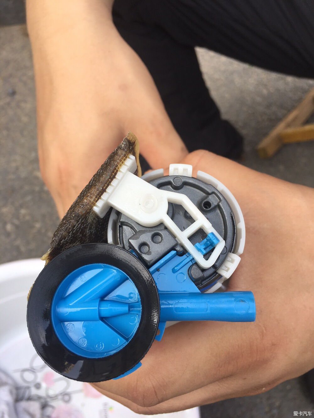 更换内置汽油滤芯油位很重,更换汽油内置滤芯把油用完吗