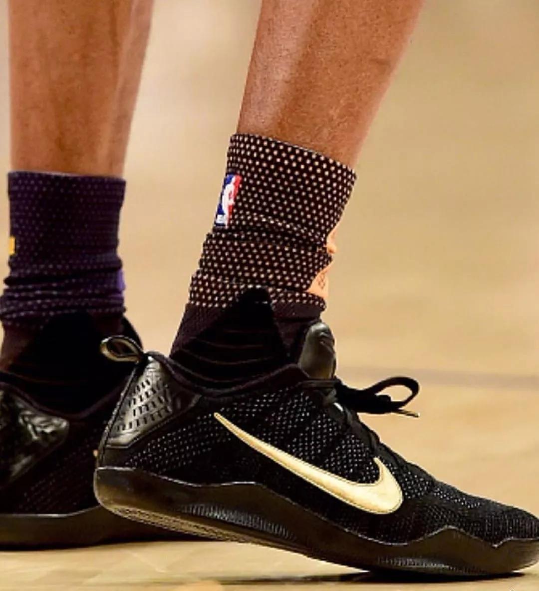 科比生涯最高分穿什么鞋,科比五名人堂配色nba上脚