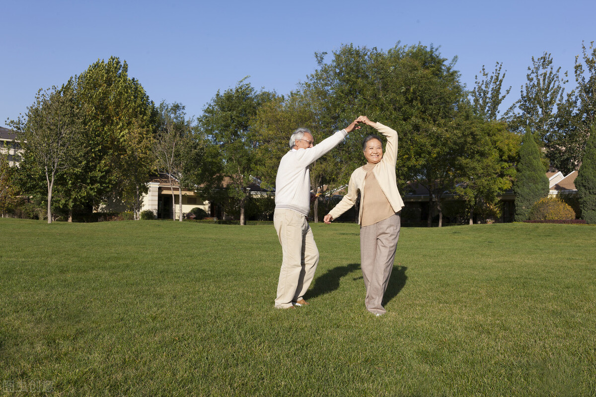 62岁老年人跳的广场舞蹈,退休老人该不该去跳广场舞